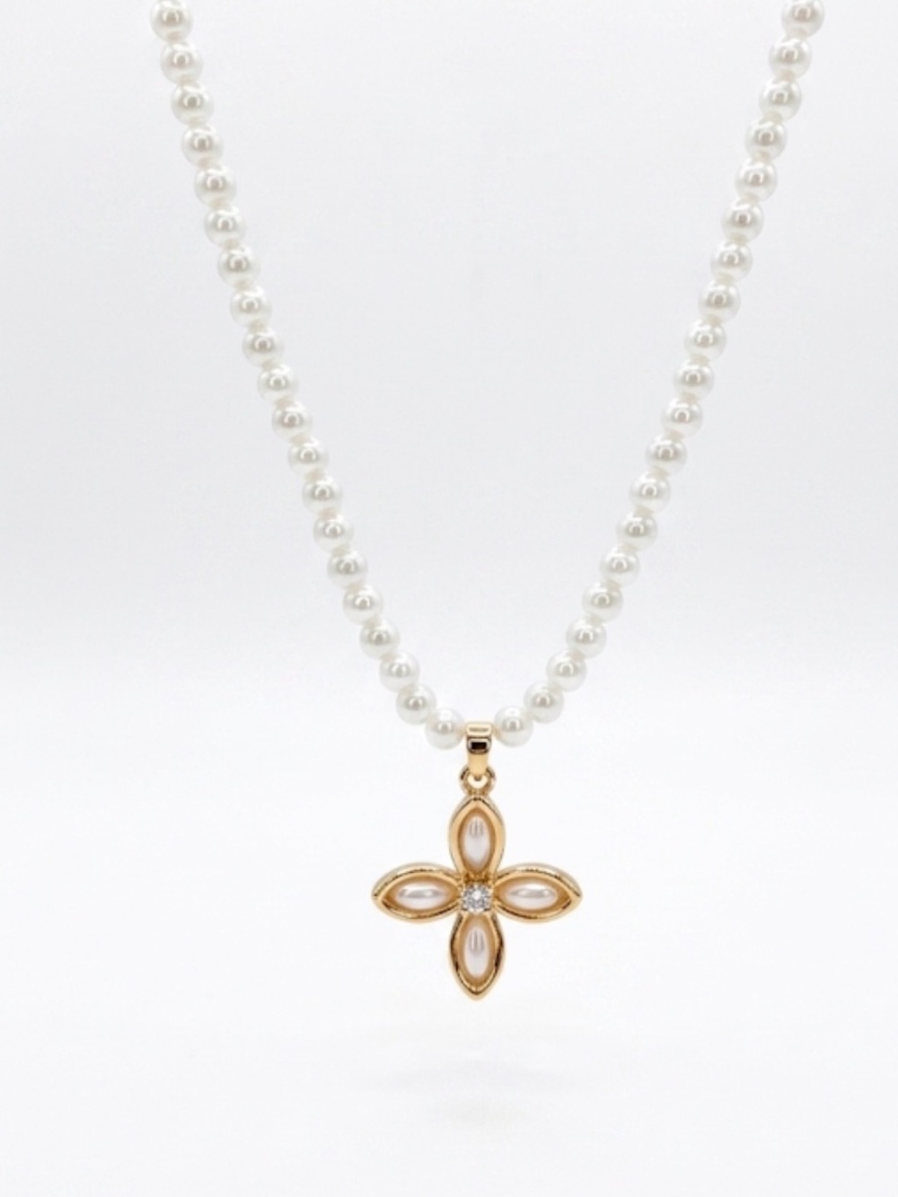 NWT ⚜️🤍⚜️ Persimmon Faux Pearls Beaded necklace with Pendant